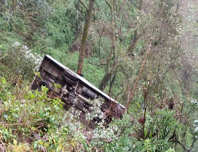 उत्तराखंड में भारी बारिश में खाई में गिरी बस, बाल-बाल बचीं 18 की जान, यात्रियों में मच गई चीखपुकार