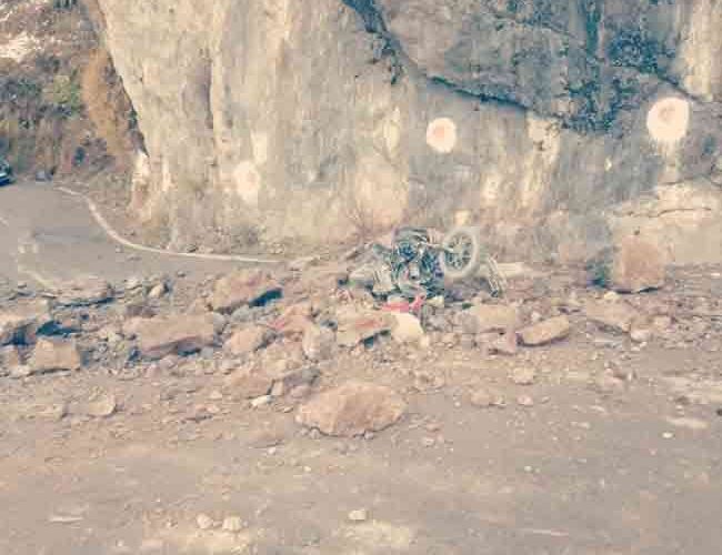 बोल्डर की चपेट में आने से बाइक सवार युवक की मौत, साथी गंभीर रूप से घायल, बर्फबारी देखने जा रहे थे युवक