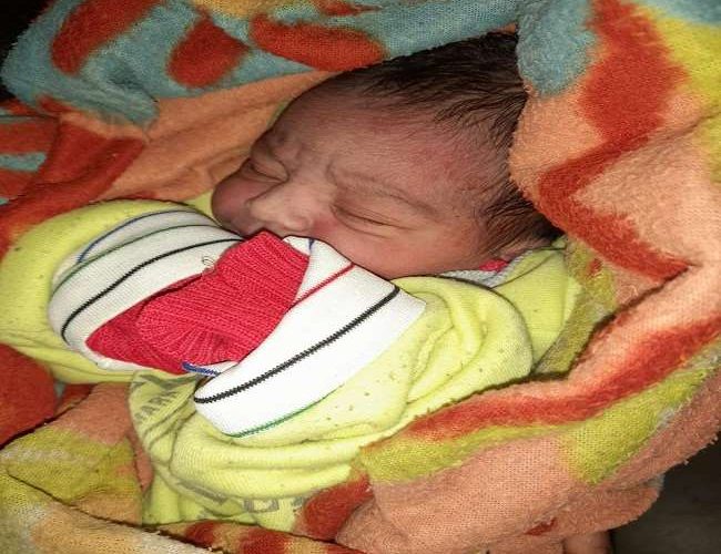 मां की ममता हुई शर्मशार, कड़कड़ाती ठंड में नवजात को निर्वस्त्र खुले मैदान में फेंक गई मां