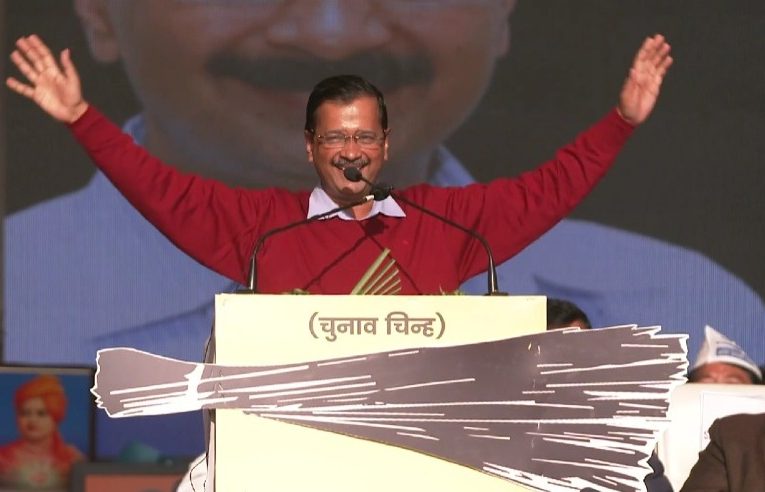 दिल्ली के सीएम अरविंद केजरीवाल का एलान, शहीदों के परिजनों को देंगे एक करोड रुपए