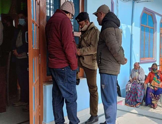 कमरे में अंगीठी जलाकर सो रहे रिटायर्ड दरोगा व पत्नी की दम घुटने से मौत, परिजनों में मचा कोहराम