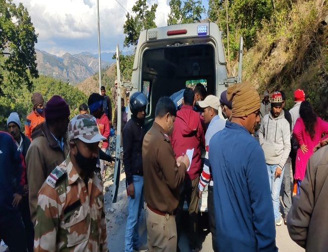उत्तराखंड में बड़ा हादसा, खाई में गिरी बारातियों की बस, तीन की मौत, कई घायल, रेस्क्यू अभियान जारी
