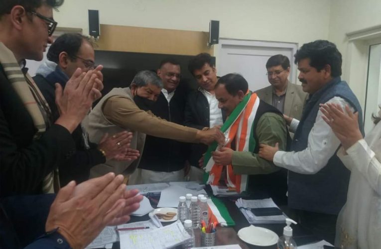 हरक सिंह रावत का इंतजार खत्म, दिल्ली में कांग्रेस की ली सदस्यता, पूर्व सीएम से की मुलाकात