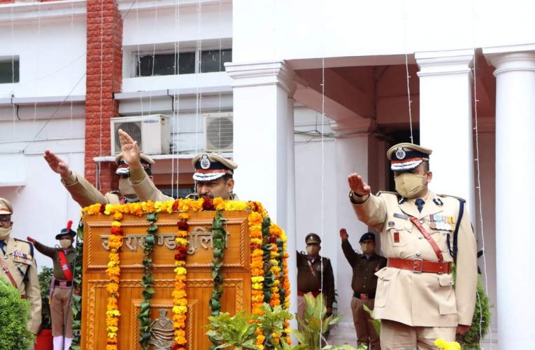 गणतंत्र दिवस पर पुलिस अधिकारियों व कर्मचारियों ने ली संविधान रक्षा की शपथ, डीजीपी ने कहा संविधान की रक्षा करना हमारा कर्तव्य