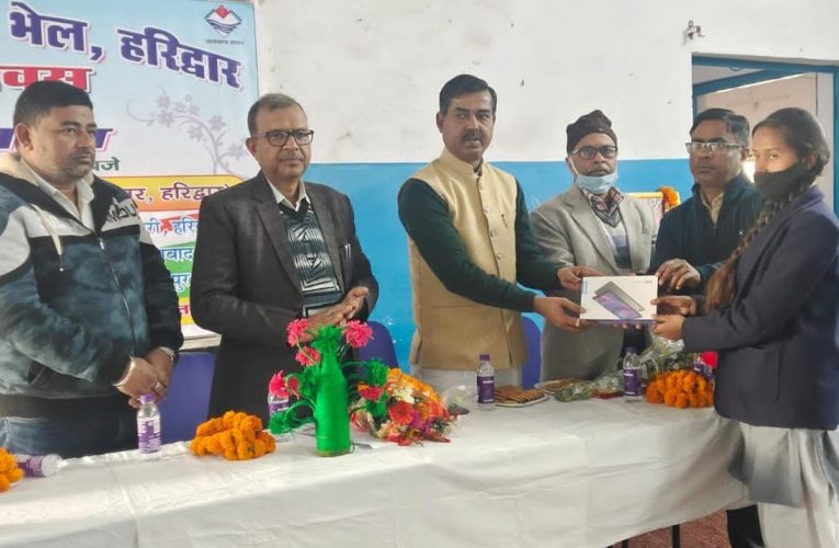 भाजपा सरकार छात्र हितों के लिए कटिबद्ध: आदेश चौहान, रानीपुर विधायक ने निशुल्क मोबाइल टेबलेट योजना कार्यक्रम में बतौर मुख्य अतिथि की शिरकत