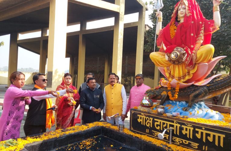 पूजा-अर्चना कर विधि-विधान से मां गंगा की विशाल प्रतिमा की स्थापना की गई