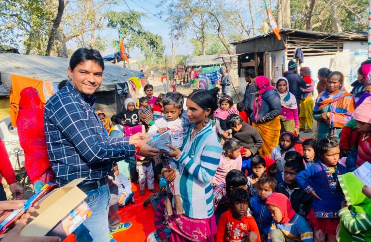 ह्यूमैनिटी केयर रुड़की ने जरुरतमंदों परिवारों को वितरित किए कपड़े, बच्चों को बांटी चॉकलेट