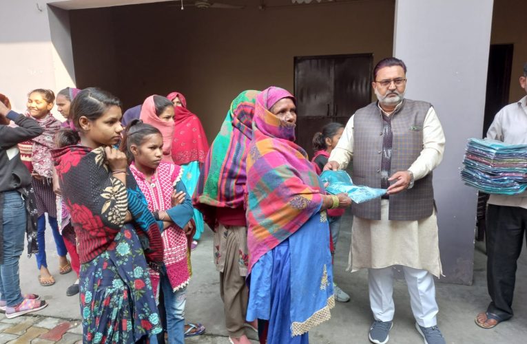 समाजसेवी राशिद प्रधान ने जरुरतमंदों को वितरित किए कंबल, कहा गरीबों की सेवा करना ही मानव धर्म