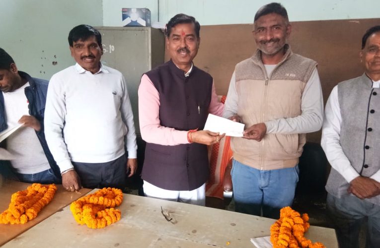 किसानों को बिना ब्याज के ऋण दे रही सरकार: आदेश चौहान, बहुउद्देशीय सरकारी समिति बहादराबाद ने किसानों को बिना ब्याज़ के ऋण दिया, रानीपुर विधायक और चैयरमेन ने वितरित किए चेक