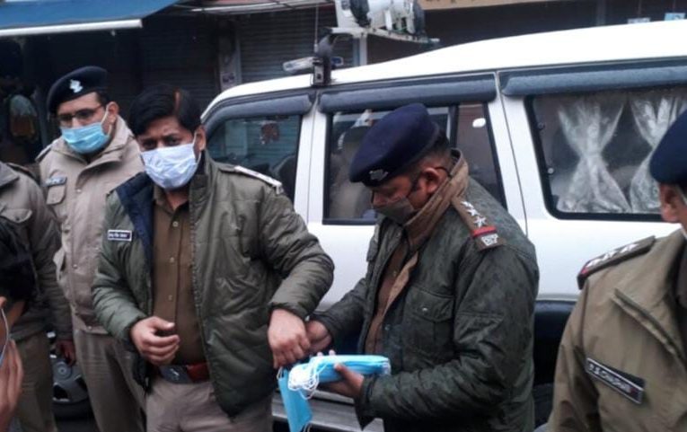 पुलिस ने सड़क पर उतर कोरोना संक्रमण को लेकर लोगों को अलर्ट किया, दोबारा से फैल रहा संक्रमण, जरूरी काम होने पर ही घरों से बाहर निकलें