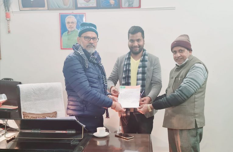 समाजसेवी डॉ अमन गुप्ता ने जिला पूर्ति अधिकारी को सौंपा ज्ञापन, झबरेड़ा में राशन कार्ड की समस्या का समाधान की मांग