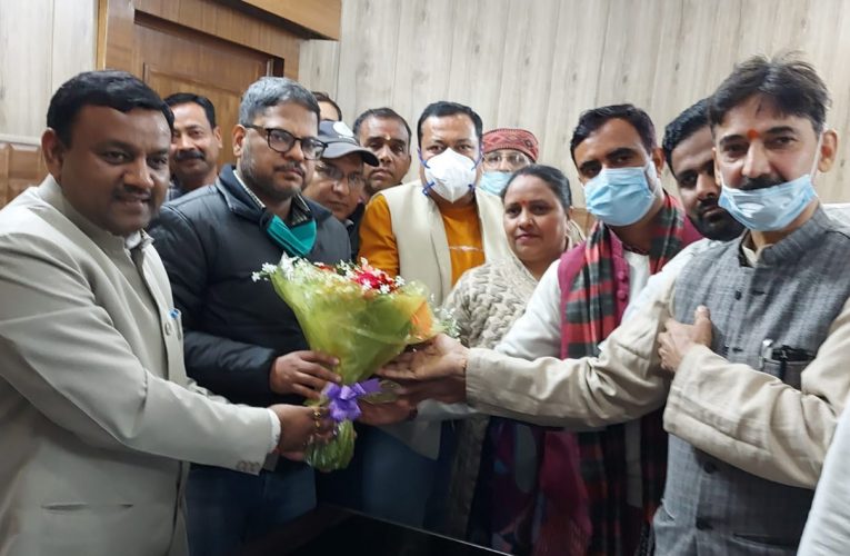 विजय नाथ शुक्ल बने रुड़की नगर निगम के नए नगर आयुक्त, महापौर गौरव गोयल ने किया स्वागत