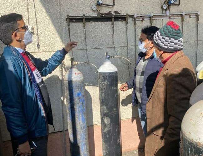 स्वास्थ्य निदेशक ने चिकित्सालयों की आक्सीजन प्रणाली का निरीक्षण किया, कोरोना के बढ़ते मामलों को देखते हुए प्रशासन अलर्ट