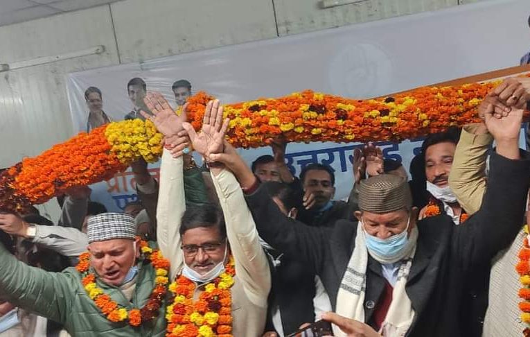 बसपा नेता चौधरी विजेंद्र सिंह पार्टी छोड कांग्रेस में हुए शामिल, पूर्व सीएम और प्रदेश अध्यक्ष ने दिलाई कांग्रेस की सदस्यता