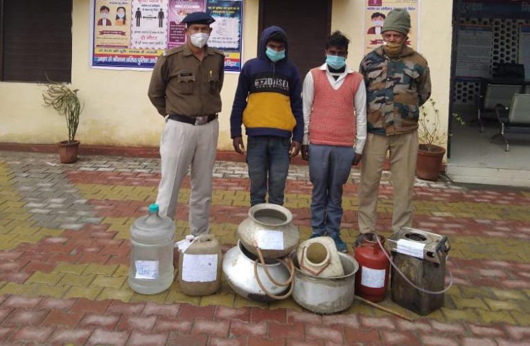 शराब तस्करी के दो आरोपियों को पुलिस ने पकड़ा, 15 लीटर कच्ची शराब बरामद एवं उपकरण बरामद