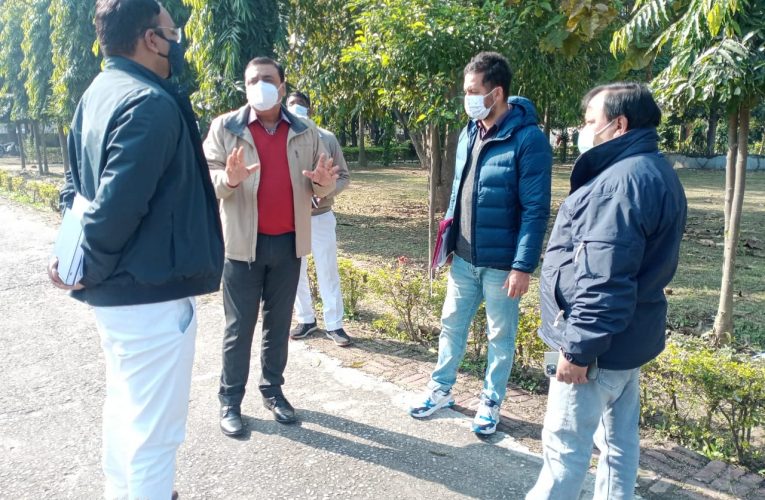 जिलाधिकारी विनय शंकर पाण्डेय ने किया मतदेय स्थलों का निरीक्षण, दिए आवश्यक दिशा-निर्देश