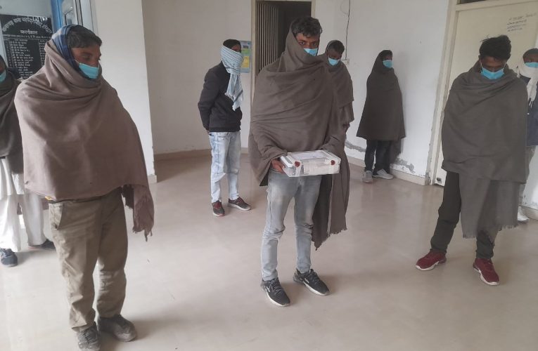 पुलिस ने छापेमारी कर आठ लोगों को सट्टा खेलते हुए किया गिरफ्तार, मौके से करीब 19 हजार रुपए बरामद