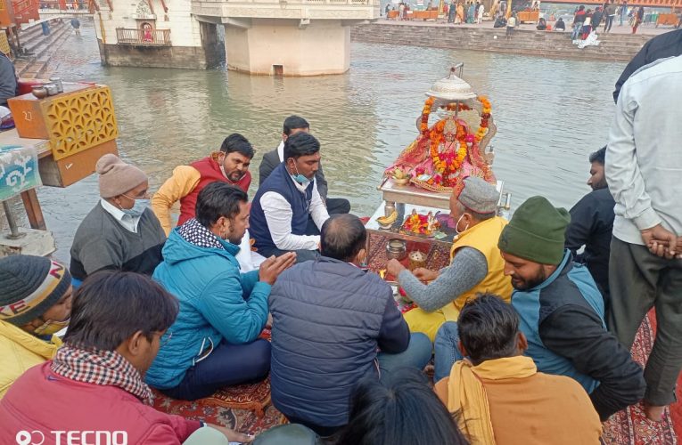 महामारी से बचा रहे देश, कश्यप दल ने पूजा-अर्चना कर की मां गंगा से प्रार्थना