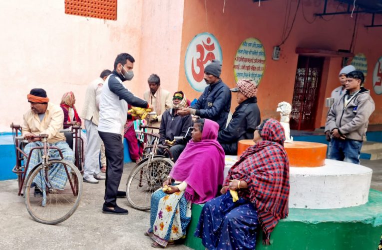 मकर सक्रांति पर समाजसेवी डॉ.अमन गुप्ता ने कुष्ठ आश्रम में फल वितरित किए