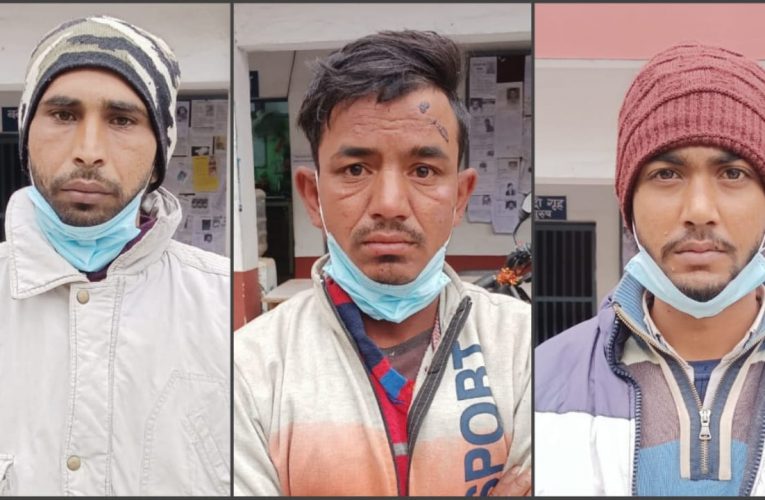 पुलिस ने चाकू के साथ तीन को किया गिरफ्तार, आर्म्स एक्ट में मुकदमा दर्ज कर भेजे जेल