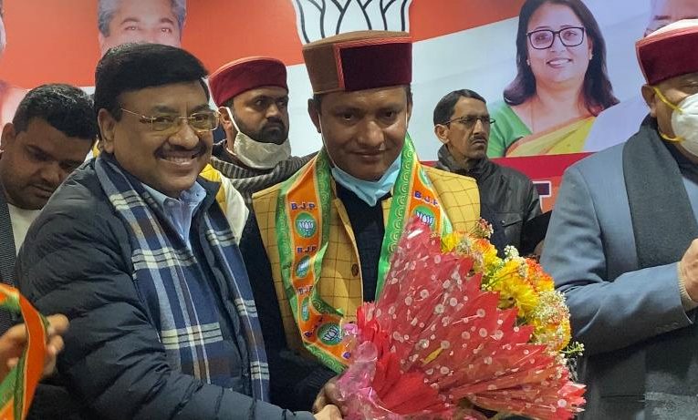 उत्तराखंड में चुनाव से पहले कांग्रेस को बड़ा झटका, दिग्गज नेता दुर्गेश ने थामा भाजपा का दामन, लड़ सकते हैं चुनाव