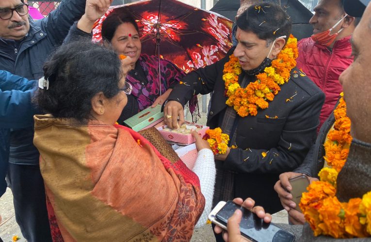 बारिश में भी जनसंपर्क, भाजपा प्रत्याशी प्रदीप बत्रा ने आमजन को दी पीएम मोदी और धामी सरकार की योजनाओं व कार्यक्रमों की जानकारी