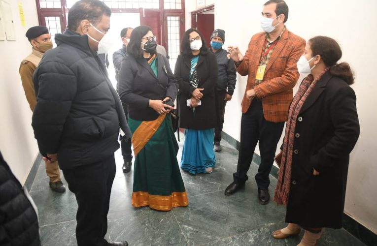 सी विजिल कण्ट्रोल रूम एवं निर्वाचन कण्ट्रोल रूम का निरीक्षण, विज्ञापनों और पेड न्यूज पर पूरी बरती जा रही चौकसी