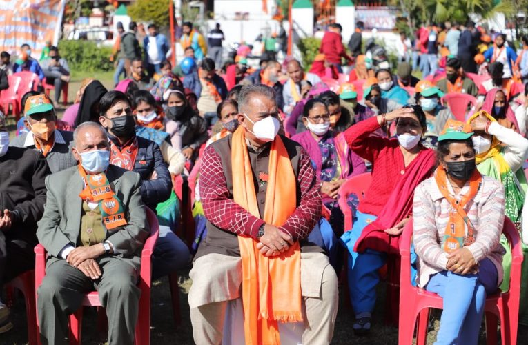 भाजपा प्रत्याशियों ने समर्थकों संग सुना प्रधानमंत्री नरेंद्र मोदी का मन की बात कार्यक्रम