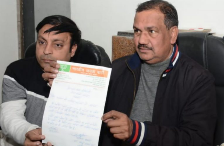 अरविंद कश्यप ने समर्थकों संग छोड़ी भाजपा, शहर की राजनीति में शुरू से ही करते रहे हैं प्रदीप बत्रा का विरोध और हमेशा लगाते रहे हैं दो दलों की राजनीति करने का आरोप