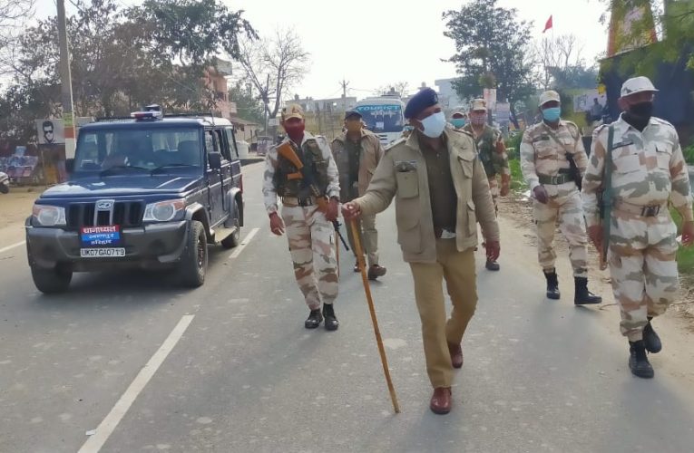 खानपुर में पुलिस ने निकाला फ्लैग मार्च, मतदाताओं को निर्भीक होकर मतदान करने की अपील की