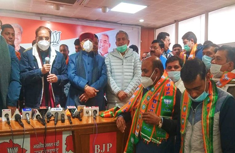 भाजपा में शामिल हुए कांग्रेस नेता राजपाल सिंह, सासंद डाॅ निशंक ने दिलाई भाजपा की सदस्यता, विधायक देशराज के समर्थकों का जमकर हंगामा, की नारेबाजी