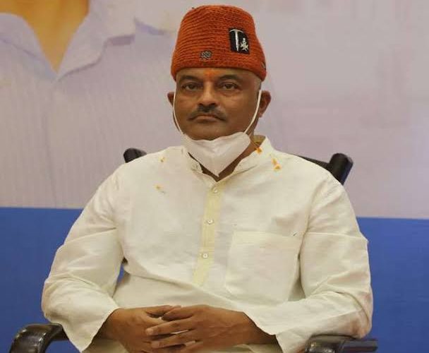 आचार सहिंता के उल्लघंन में आप सीएम उम्मीदवार को नोटिस, सोशल मीडिया पर बच्चों को खिलोना पिस्तौल बांटने का वीडियो हो रहा वायरल