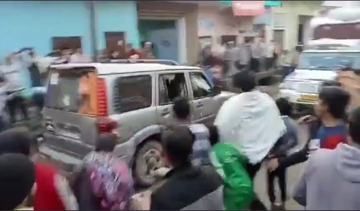 भाजपा प्रत्याशी के काफ‍िले पर पथराव, पांच गाड़‍ियों के शीशे तोड़े, सोशल मीडिया पर वीड‍ियो वायरल