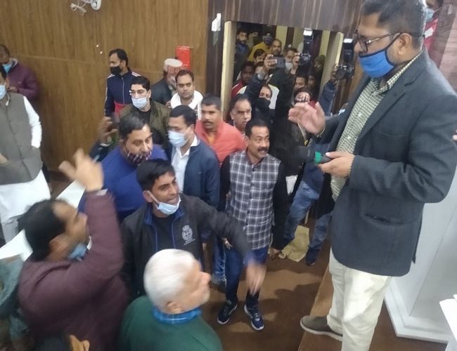 रुड़की नगर निगम की बोर्ड बैठक में जमकर हंगामा, दो गुटों में बंटे पार्षदों के बीच तीखी नोकझोंक