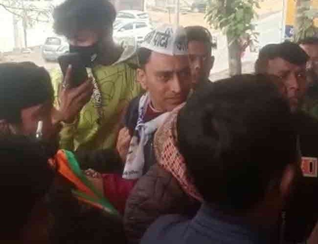 भाजपा कार्यकर्त्ताओं ने आप के कार्यालय में घुसकर किया झंडे हटाने का प्रयास, आप प्रत्याशी के साथ मारपीट, मुकदमा दर्ज