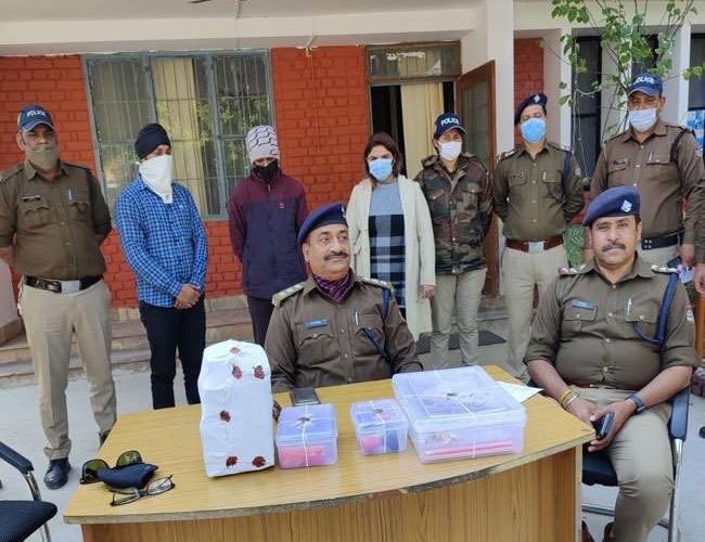 भाई ने ही डलवाई थी युवक के घर में फर्जी इनकम टैक्स की रेड, पुलिस ने महिला समेत उसके दो साथियों को किया गिरफ्तार