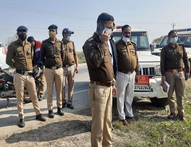 युवक की चाकू से गोदकर हत्या, झाड़ी से बरामद हुआ शव, पुलिस ने पीएम के लिए भेजा शव, शुरू की जांच