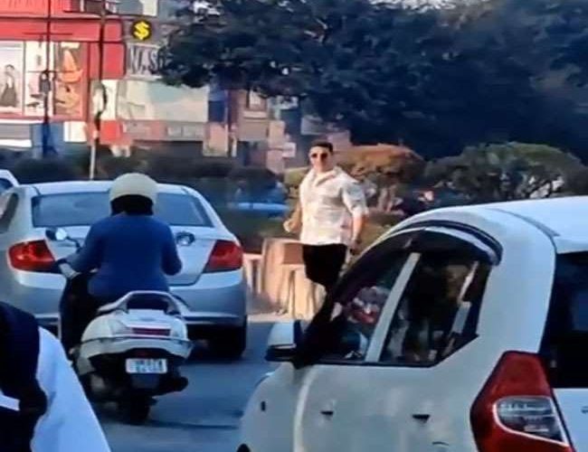 देहरादून की सड़कों पर दिखे बालीवुड स्टार अक्षय कुमार, कोई पहचान पाता इससे पहले ही गायब, सोशल मीडिया पर वीडियो वायरल