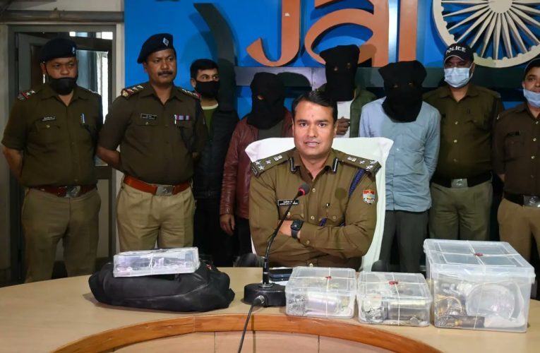 रिटायर्ड पुलिस अधिकारी के घर हुई चोरी का खुलासा, पुलिस ने तीन शातिर चोरों को किया गिरफ्तार