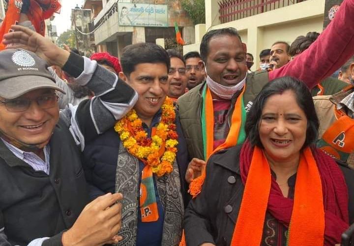 भाजपा सरकार का मतलब आमजन की सरकार, भाजपा प्रत्याशी प्रदीप बत्रा ने डोर टू डोर जाकर मांगे वोट