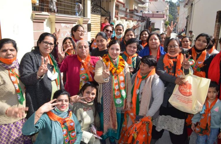 समाजसेविका मनीषा बत्रा ने साकेत कॉलोनी में भाजपा प्रत्याशी प्रदीप बत्रा के पक्ष में मांगे वोट, कहा शहर स्तर पर राष्ट्रवाद को आगे बढ़ा रहे प्रदीप बत्रा
