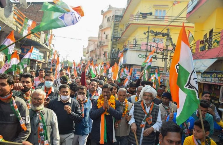 रानीपुर कांग्रेस प्रत्याशी राजबीर चौहान ने शिवालिक नगर में डोर टू डोर मांगे वोट, कहा कांग्रेस ही क्षेत्र का विकास कराने में सक्षम