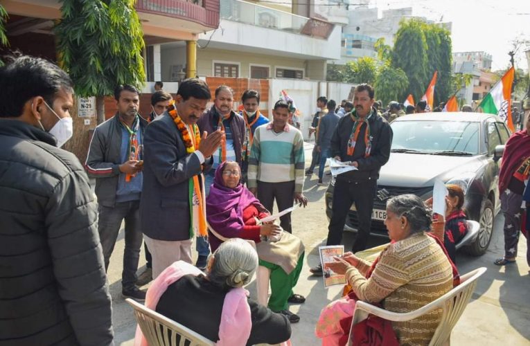 रानीपुर कांग्रेस प्रत्याशी ने ज्वालापुर मार्केट, वाल्मीकि बस्ती और हरिलोक कालोनी में किया जनसंपर्क, कहा जनता के आशीर्वाद से कराएंगे हर समस्या का समाधान
