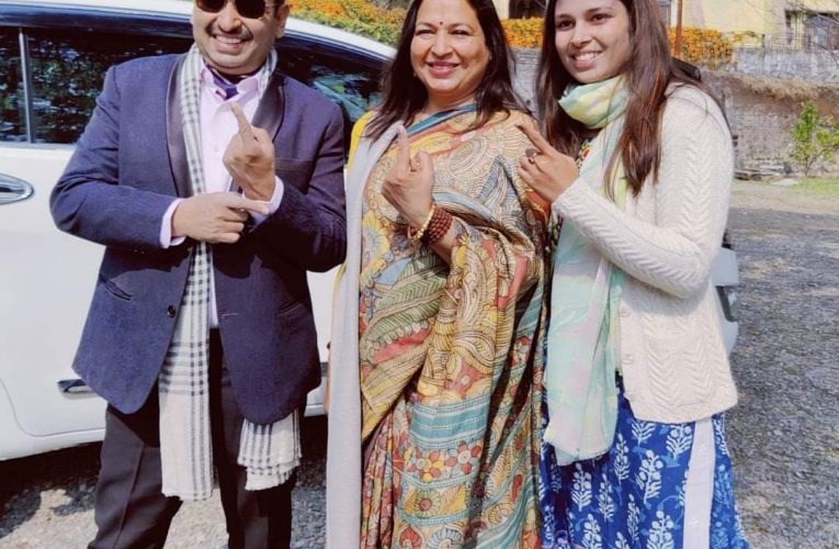 उत्तराखंड में दोपहर तीन बजे तक पड़े 49.24 प्रतिशत वोट, मतदान जारी, 102 वर्षीय बुजुर्ग महिला प्रेमावती कंडी में बैठकर मतदान करने पहुंची