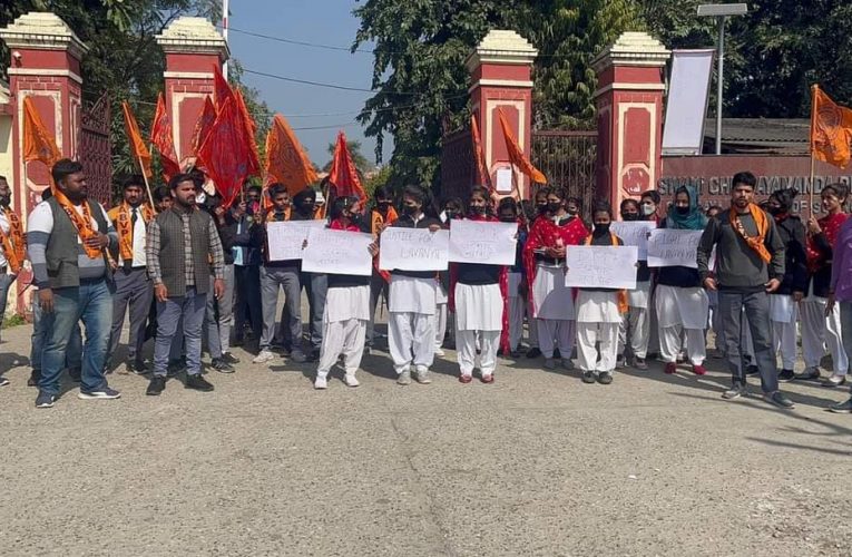 अभाविप कार्यकतार्ओं ने जबरन धर्मांतरण कराने के विरोध में किया प्रदर्शन, सरकार से आरोपियों को फांसी की सजा सुनाने की मांग की