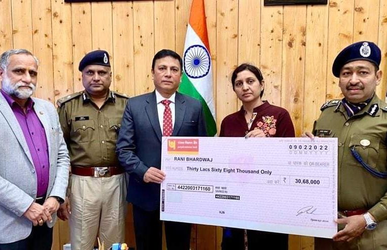 सड़क दुर्घटना में जान गंवाने वाले उपनिरीक्षक की पत्नी को पीएनबी की ओर से 30 लाख रूपए का चेक दिया गया
