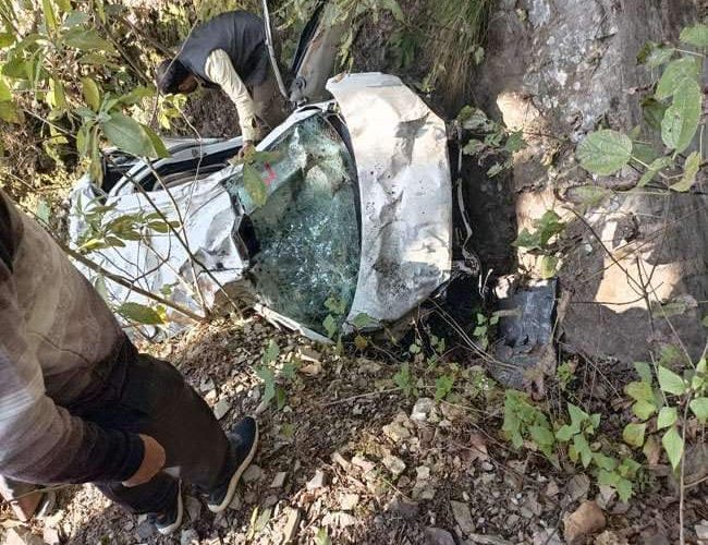 कोटद्वार में स्कूल जा रहे शिक्षकों का वाहन खाई में गिरा, तीन की मौत, दो घायल