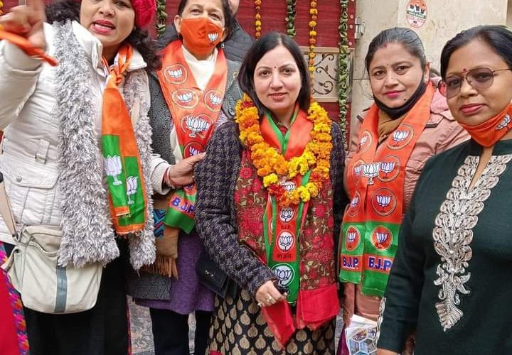 समाज सेविका मनीषा बत्रा ने विधायक एवं भाजपा प्रत्याशी प्रदीप बत्रा के लिए डोर टू डोर जाकर मांगे वोट