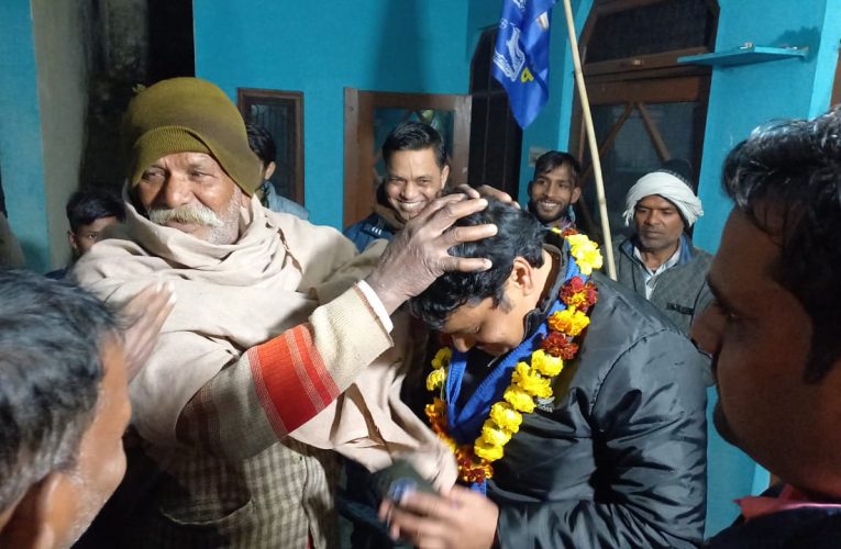 दिवंगत दिग्गज नेता सुरेंद्र राकेश के भाई सुबोध राकेश ने डोर टू डोर मांगे वोट, कहा सर्वसमाज के हक की लड़ रहे लड़ाई