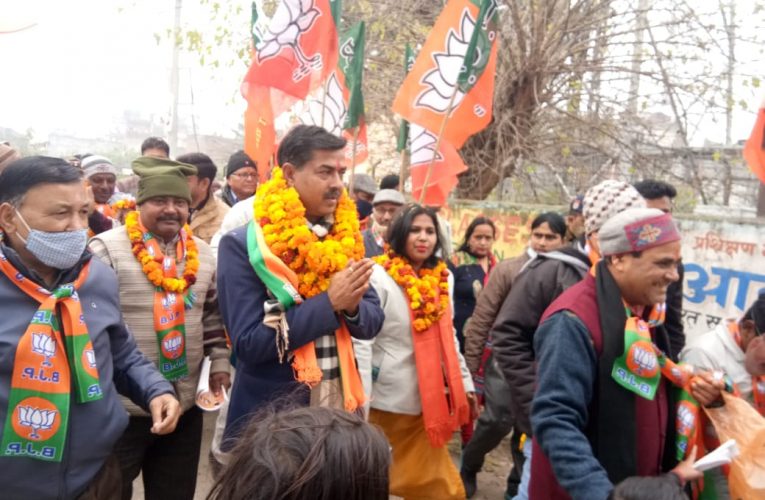 रानीपुर भाजपा प्रत्याशी आदेश चौहान ने रामधाम और कृपाल नगर में किया जनसंपर्क, बोले- अंतिम छोर तक पहुंचाया विकास